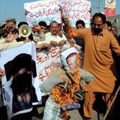 Pakistan, 2010 r.: muzułmanie palą plakat gubernatora Salmana Taseera, który ujął się za Asią Bibi – chrześcijanką skazaną na śmierć za wiarę. Gubernator został zastrzelony przez islamistę w styczniu br.