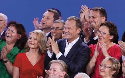 Donald Tusk jest pierwszym premierem w III RP, który wygrał wybory na drugą kadencję