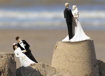 Rozwód jest przecięciem węzła małżeńskiego, kościelny proces stwierdza, że ten węzeł w ogóle nie zaistniał.