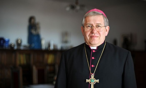 Bp Mazur: Odebranie ubezpieczeń misjonarzom to wstyd 