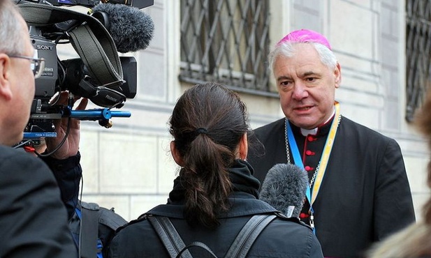 Coś między papieżem a biskupami?
