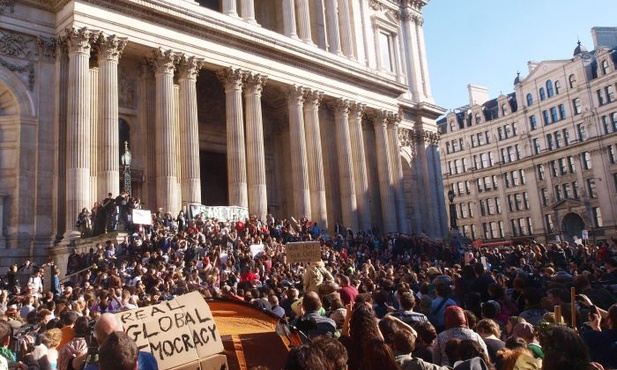Londyn: Protesty oburzonych przed katedrą