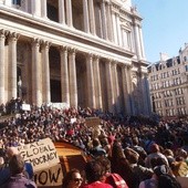 Londyn: Protesty oburzonych przed katedrą