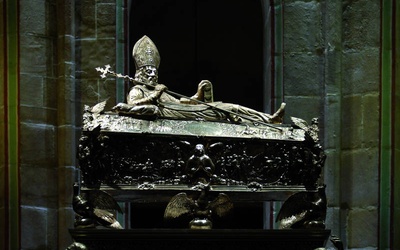 Prymas Polski tradycyjnie jest kustoszem relikwii św. Wojciecha w katedrze gnieźnieńskiej.