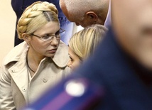 11 października 2011 r. Kijów. Julia Tymoszenko w towarzystwie męża i córki Marty po ogłoszeniu przez sąd wyroku skazującego ją na 7 lat więzienia