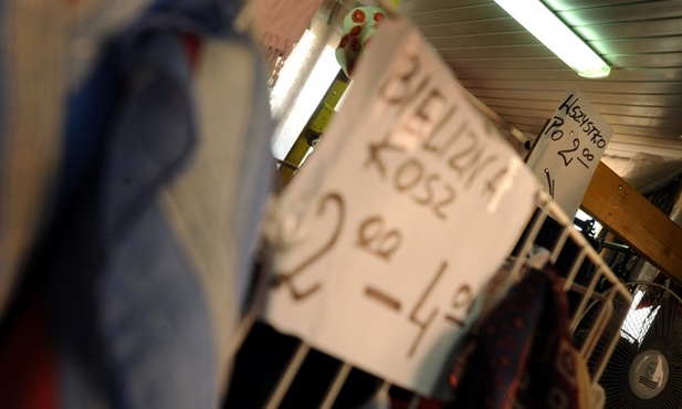 CBOS: Co czwarty Polak kupuje z przemytu