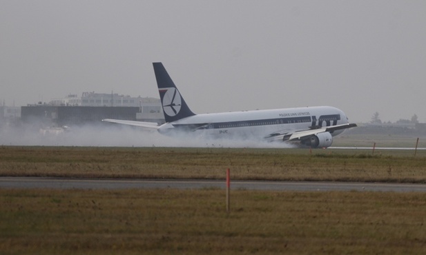 Warszawa: Boeing wylądował awaryjnie