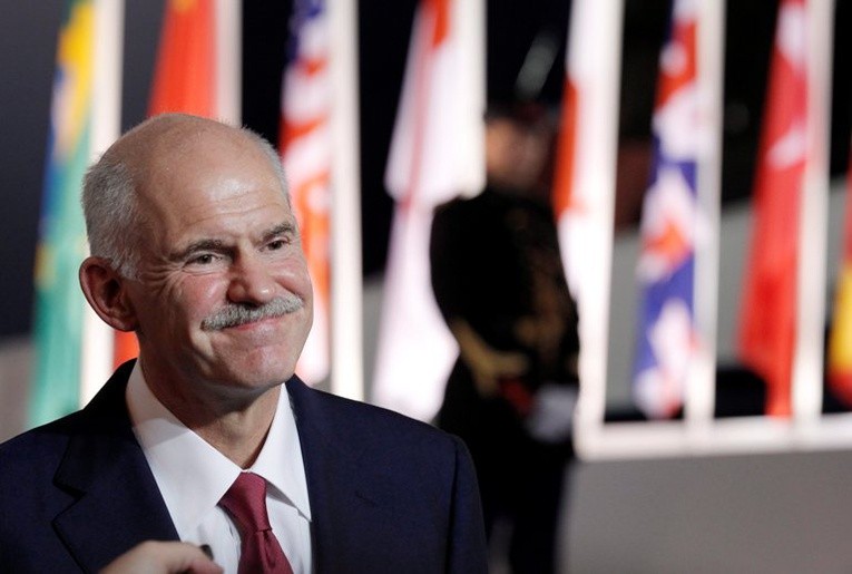 Premier Papandreu zgodził się na rząd przejściowy