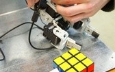 Robot Rąsia za pomocą kamery naśladuje ruchy ludzkiej ręki.