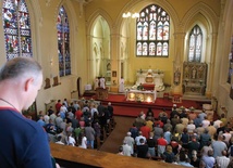 Z ziomkami czy z tubylcami?