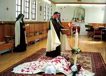 Karmelitanki w kraju gejzerów