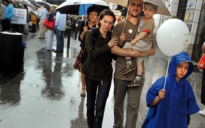 Rodzina pod parasolem