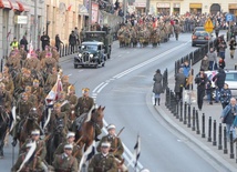 Defilada historyczna na ulicach Warszawy