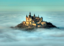 Zamek Hohenzollernów wygląda jakby unosił się w chmurach