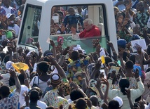 Benedykt XVI wraca z Beninu