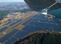 Widok na panele pobierające energię ze słońca