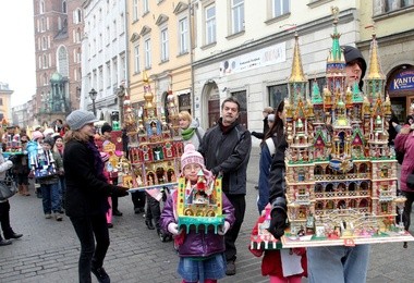 Tradycyjnie, pokaz rozpoczyna się u stóp pomnika Mickiewicza w pierwszy czwartek grudnia.