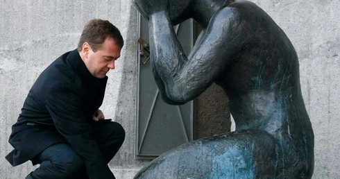 Miedwiediew potępia stalinizm