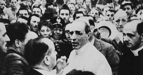 Odnaleziono film o Piusie XII pomagającym ofiarom wojny