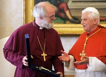 Anglikanie czekają, Watykan pracuje