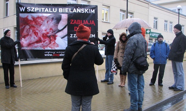 Pikietujący na wietrze i w deszczu