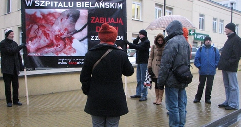 Pikietujący na wietrze i w deszczu