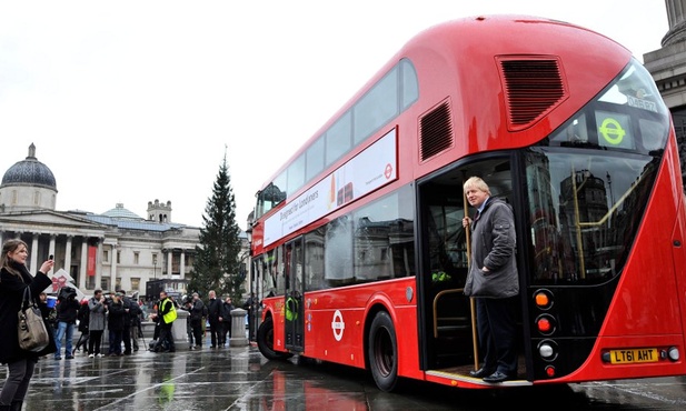 Nowy autobus w trakcie prezentacji