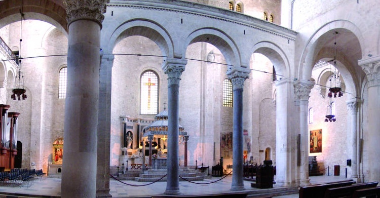 Wnętrze bazyliki św. Mikołaja w Bari, gdzie przechowywane są relikwie biskupa Myry