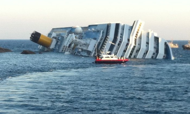 Costa Concordia na mieliźnie