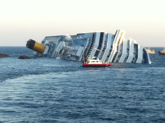 Costa Concordia na mieliźnie