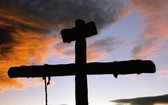 Jezus został przybity do krzyża. Skonał o godzinie 15. Żołnierze przebili Mu bok, z którego wypłynęła krew i woda. Uczniowie zabrali ciało, zawinęli je w całun i pochowali w grobie.