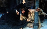 Jezus idzie na miejsce śmierci. Otaczają Go tłumy szydzących gapiów, ale są w pobliżu też jego bliscy. W pewnym momencie Maryi, matce Jezusa, udało się z Nim spotkać