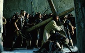 Jezus został skazany na śmierć krzyżową. Eskortowany przez rzymskich żołnierzy, wyruszył z krzyżem poza miasto.