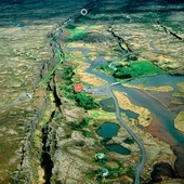 Pęknięcia litosfery, czyli  wierzchniej warstwy naszej  planety, wcale nie muszą  mieć miejsca głęboko pod  wodą. Zawsze jednak  świadczą o ruchach płyt  kontynentalnych. 