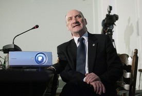 Macierewicz: Miller poświadczył nieprawdę