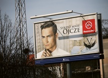 Przepraszają, nie rezegnują