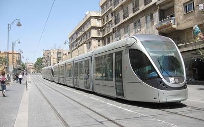 Jerozolimski tramwaj łączy i dzieli
