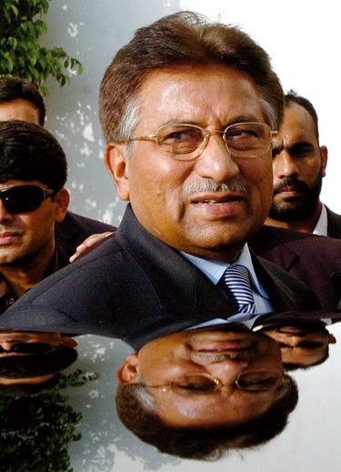 Prezydent Musharraf oddaje władzę