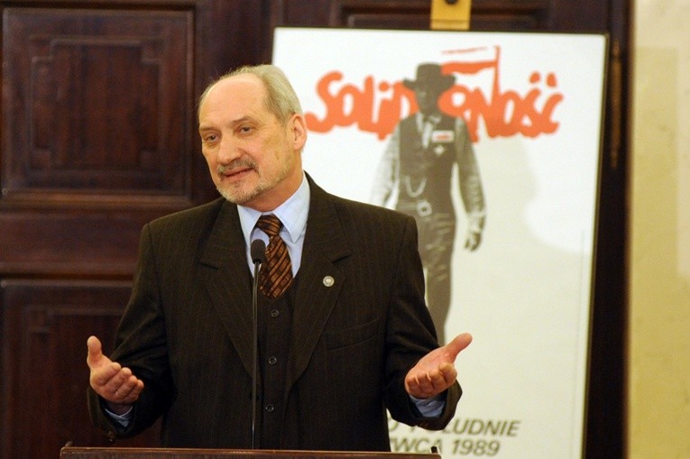 Macierewicz wstępuje do PiS