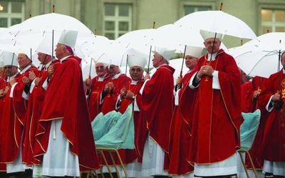 Skąd się biorą biskupi?