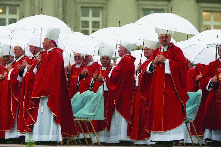 Skąd się biorą biskupi?