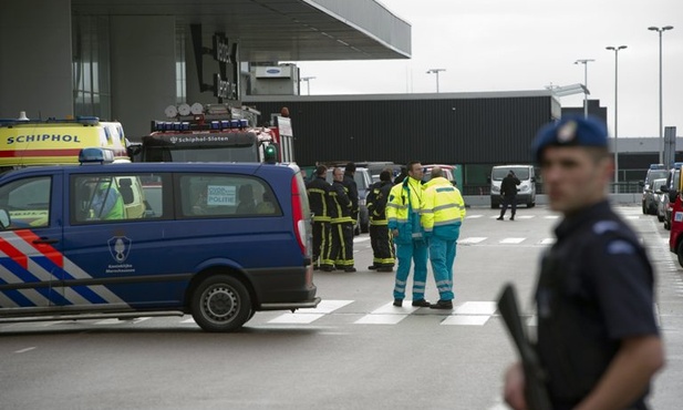 Zamknął się w WC, mówił, że ma bombę