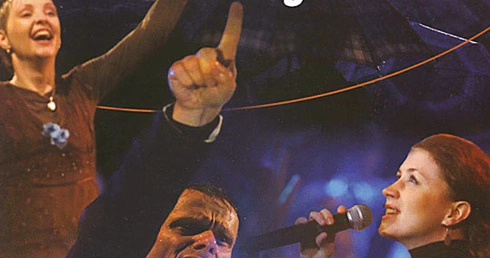 Uwielbienie w strugach deszczu