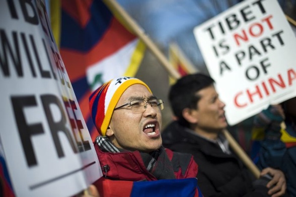 Setki Tybetańczyków poddawanych "reedukacji"