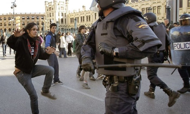 Starcia młodzieży z policją w Walencji