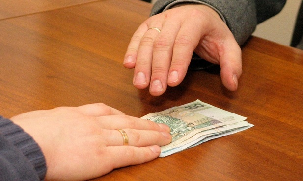 "Rzeczpospolita": Polacy chętniej dają łapówki