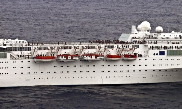 Costa Allegra holowany przez statek rybacki