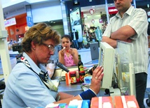 Sejm: zakaz handlu przez 12 dni w roku