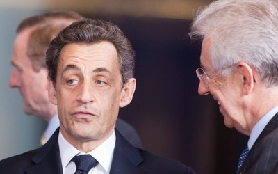 Wygwizdany Sarkozy chroni się w barze