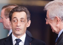 Wygwizdany Sarkozy chroni się w barze